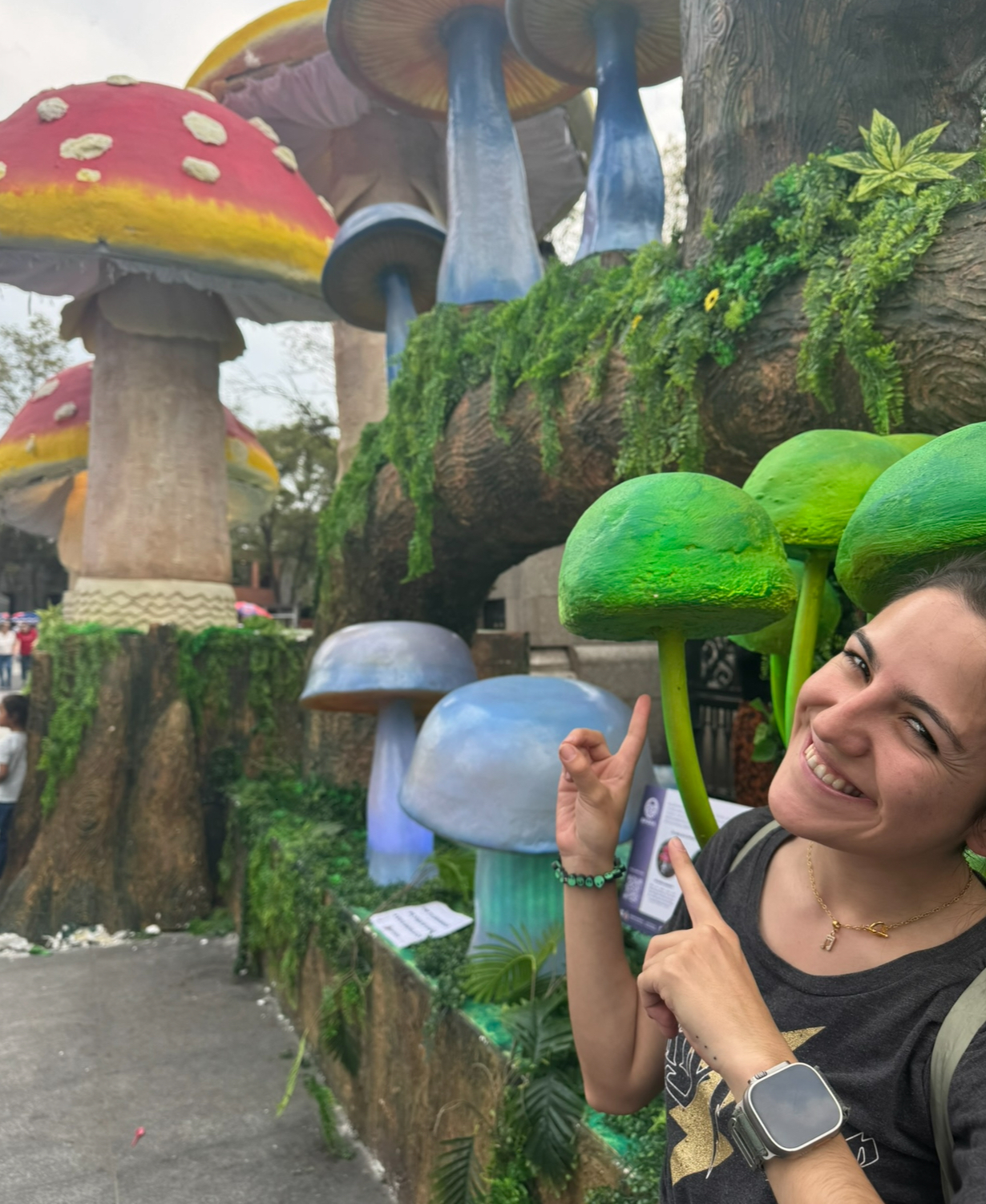 Dulce Díaz viendo esculturas de hongos