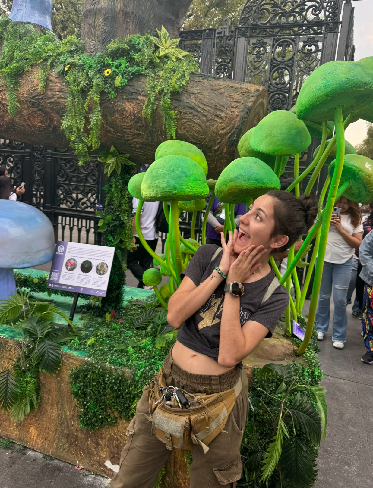 Dulce Díaz viendo esculturas de hongos