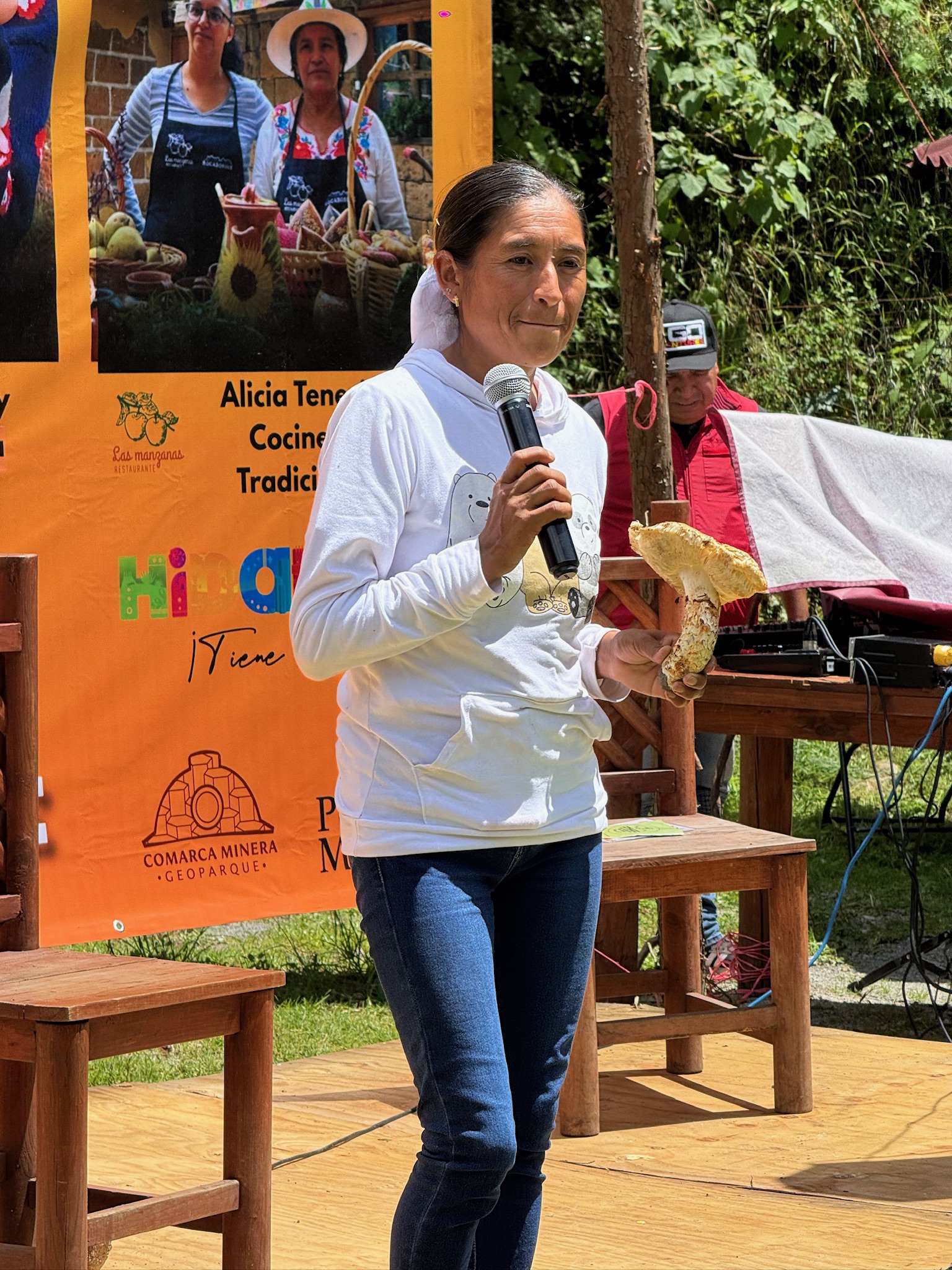 Francisca Quiroz Olvera, recolectora de hongos en los bosques de Hidalgo dando una conferencia en el Festival Internacional del Hongo en Mineral del Chico, 2025.