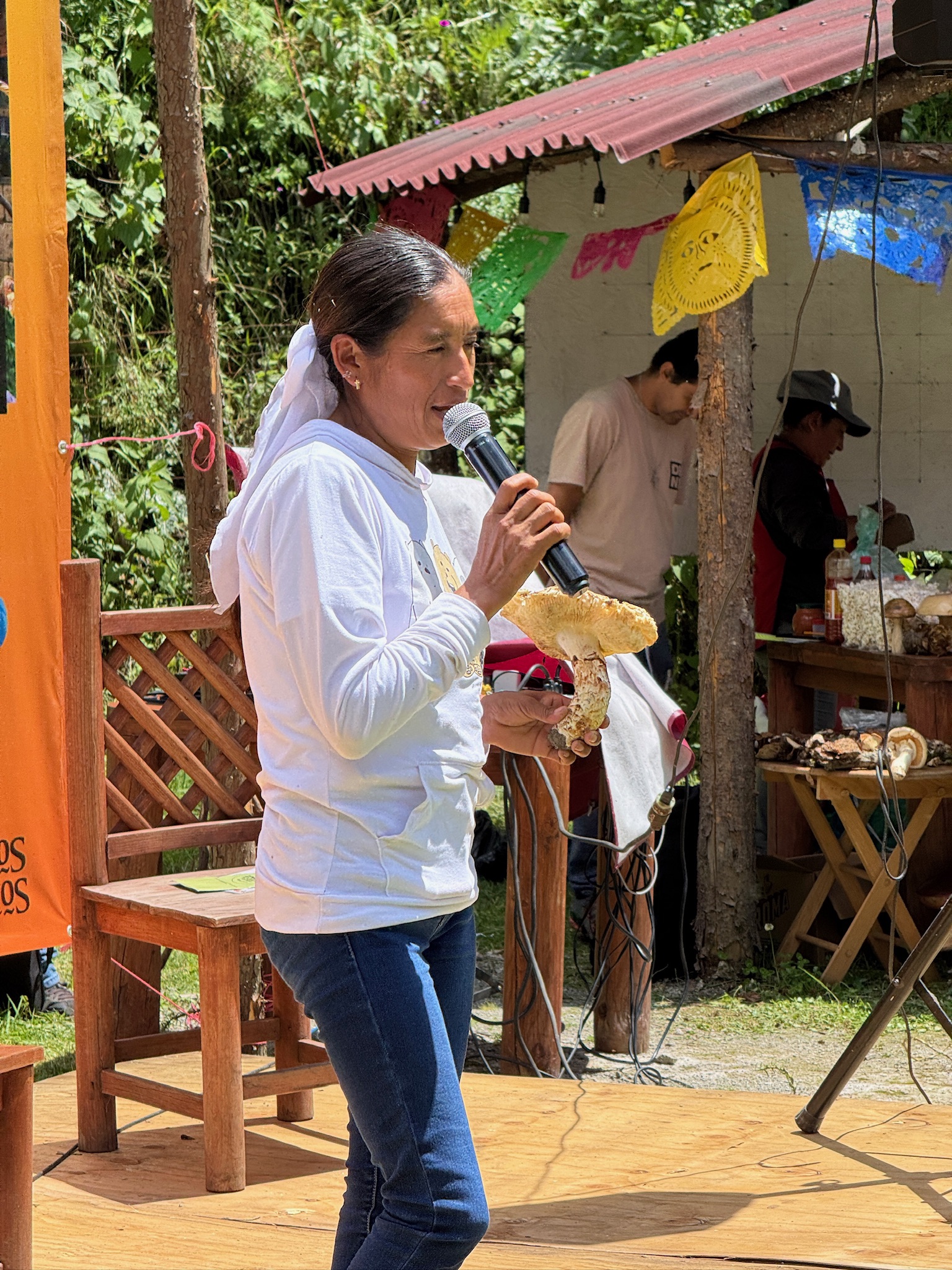 Francisca Quiroz Olvera, recolectora de hongos en los bosques de Hidalgo dando una conferencia en el Festival Internacional del Hongo en Mineral del Chico, 2025.