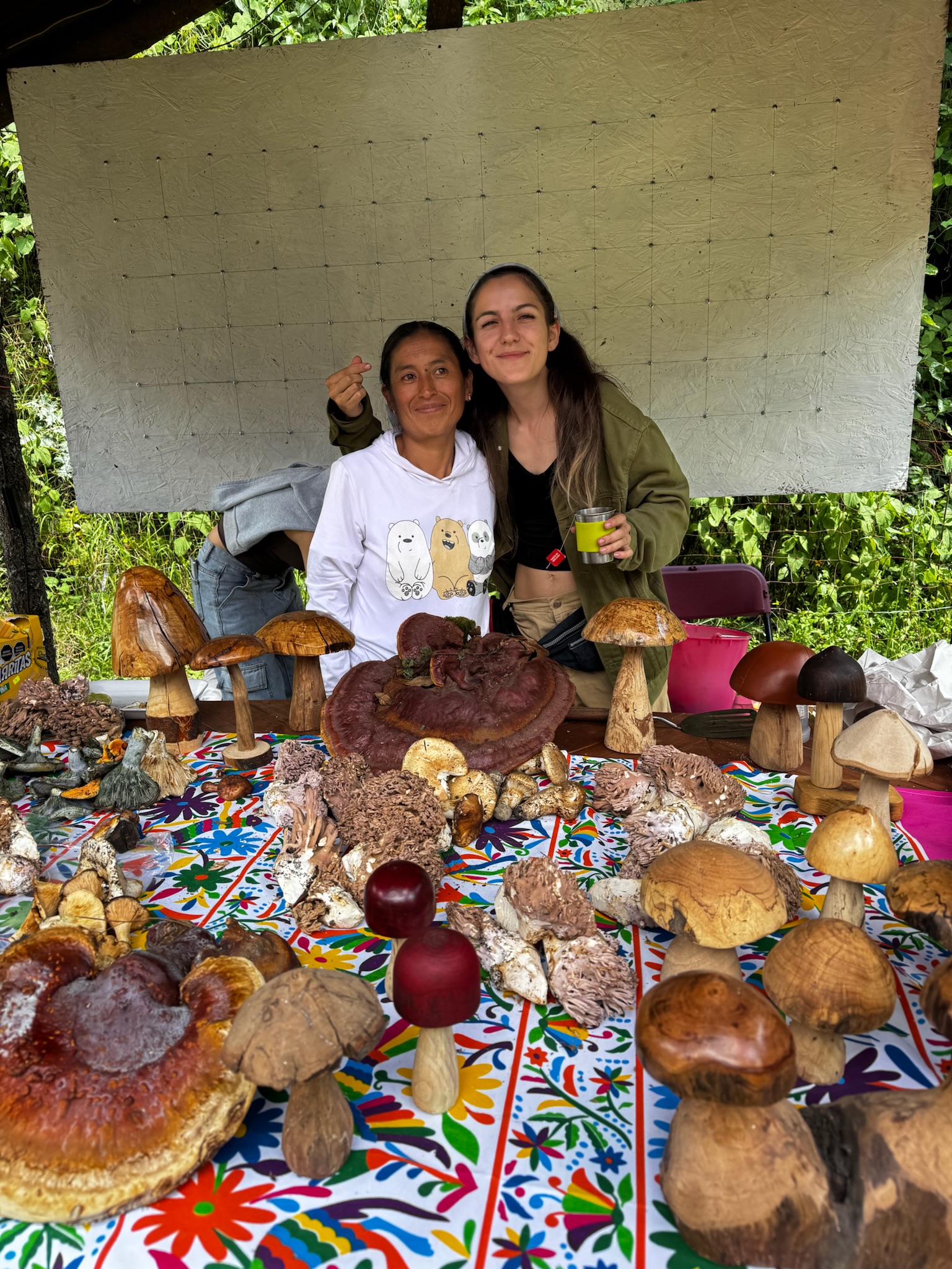 Francisca Quiroz Olvera y Dulce Díaz en el festival del hongo