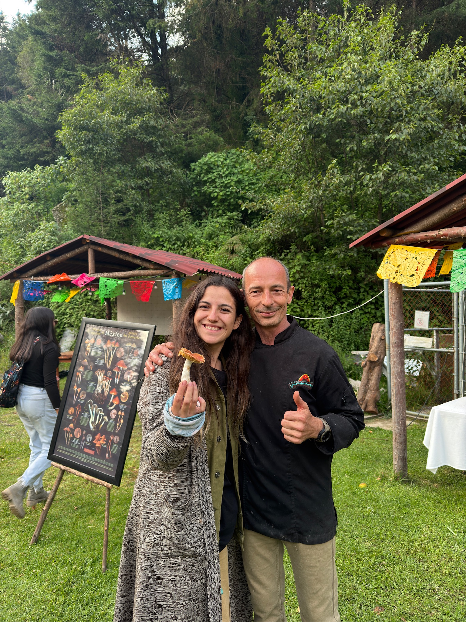 Dulce Díaz (bióloga y divulgadora científica) con el chef internacional David Jahnke en el Festival del Hongo 2025 en Mineral del Chico Hidalgo