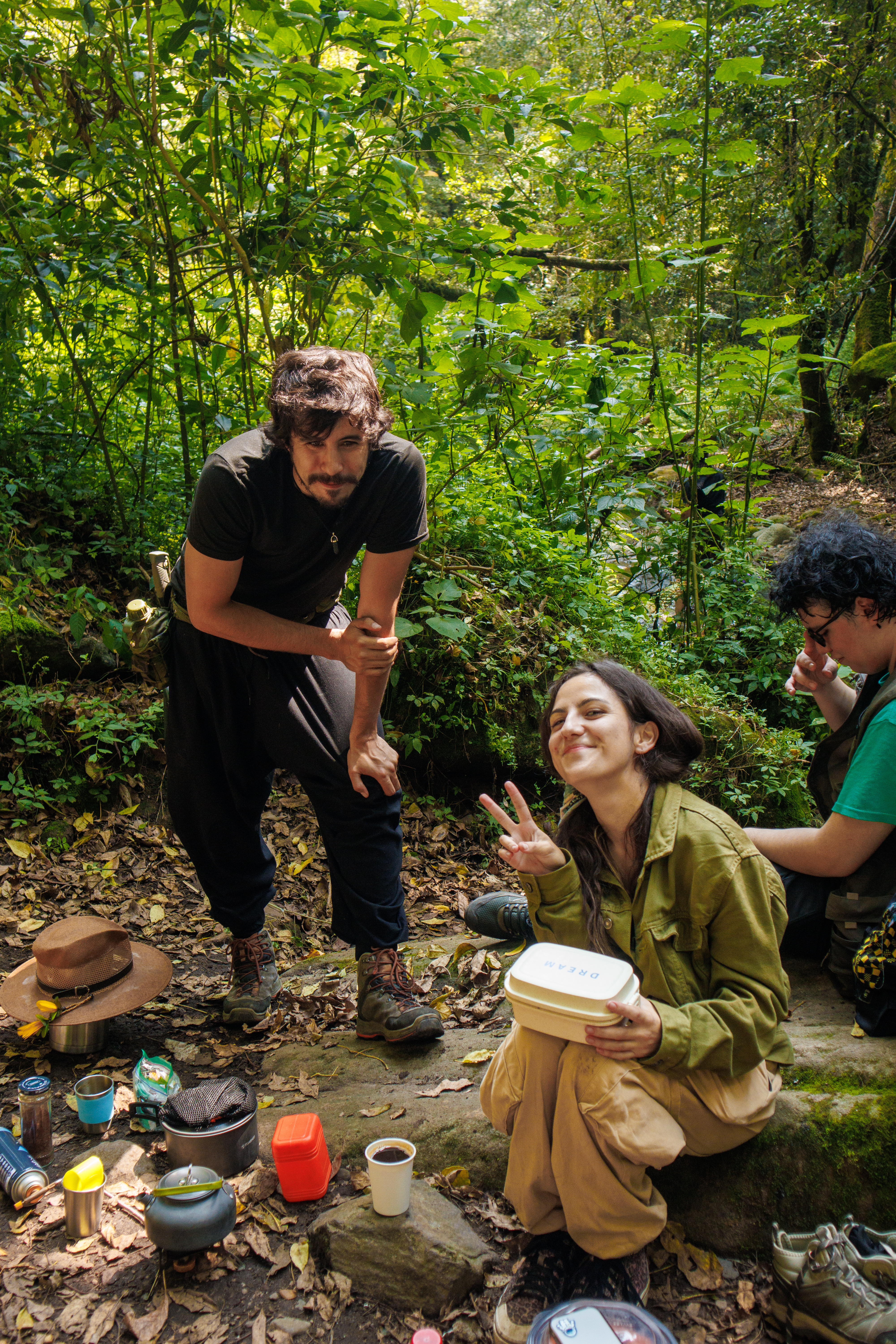 Dulce y monte montando el picnic cerca del rio