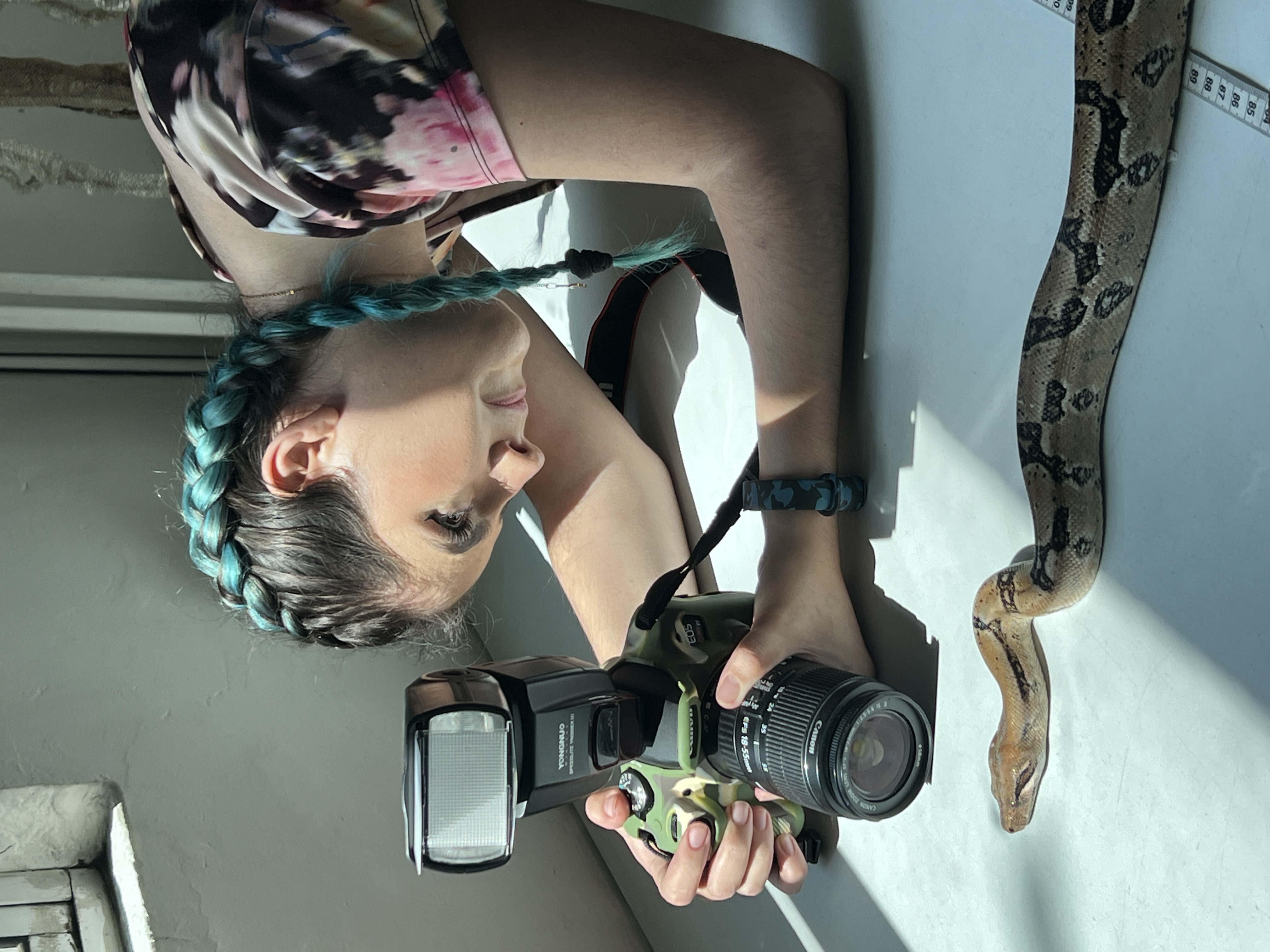 Biol. Dulce Díaz fotografiando una boa constrictor